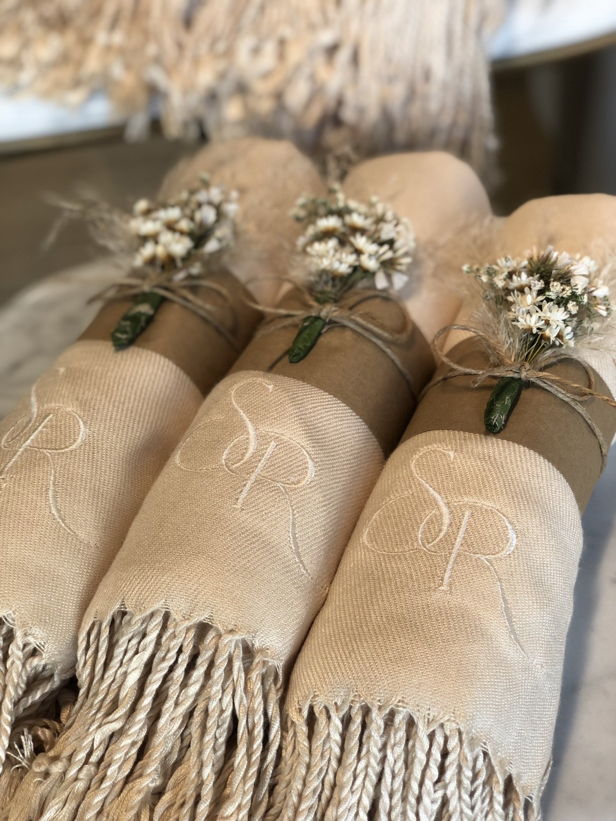 Pashminas com iniciais bordadas