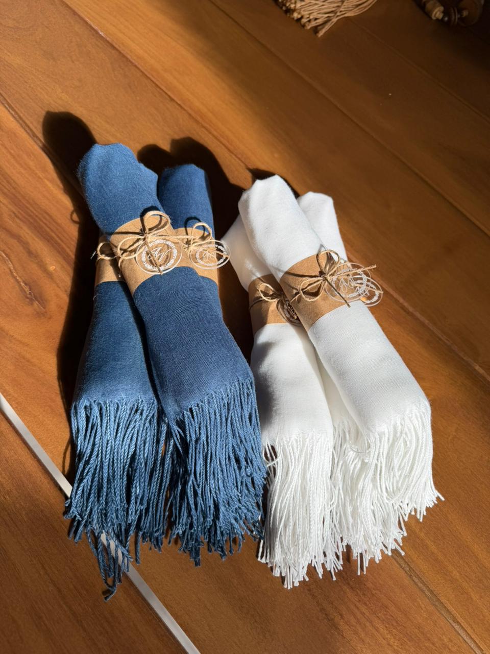 Pashminas azul e branca com acabamento kraft