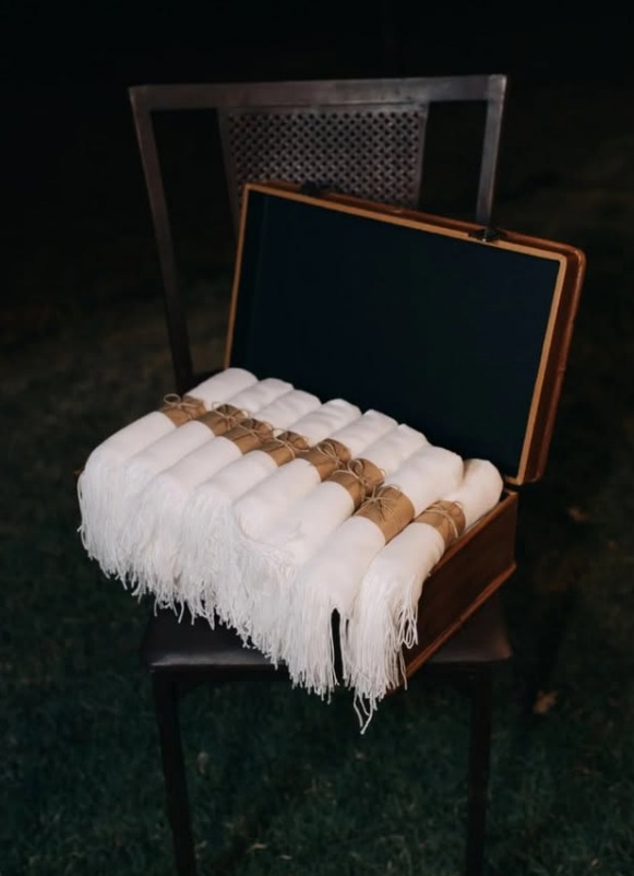 Pashminas brancas organizadas para convidados
